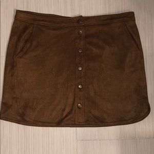 TAN SUEDE SKIRT WITH BUTTONS AND POCKETS SIZE 9